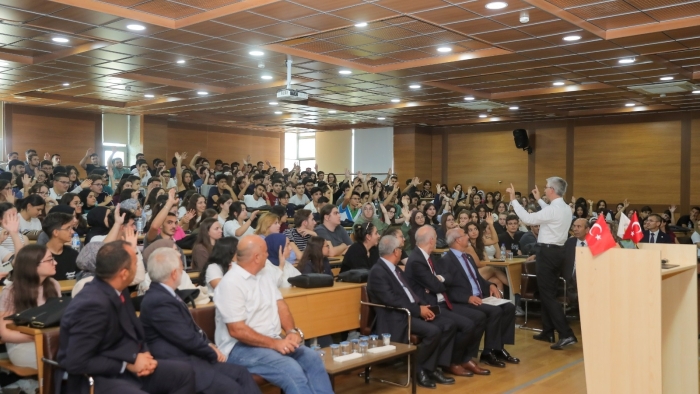 MİLLİ EĞİTİM BAKAN YARDIMCISI DR. NAZİF YILMAZ’DAN, TIP FAKÜLTESİ ÖĞRENCİLERİYLE “İNSAN VE İNSANA HİZMETİN DEĞERİ” KONULU SÖYLEŞİ